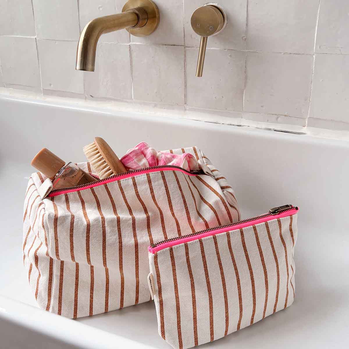 Wash bag - Vic Pecan / Greige Tennis Stripes
