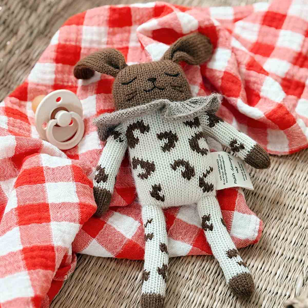 Bunny knit toy leopard ecru - Main sauvage x Rose in April 