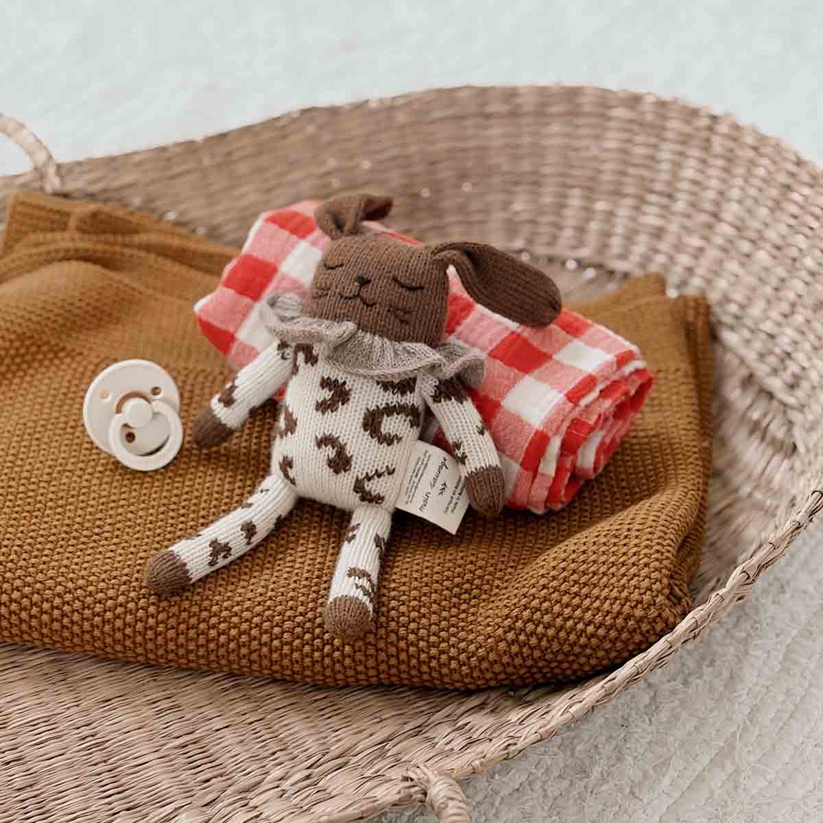 Bunny knit toy leopard ecru - Main sauvage x Rose in April 