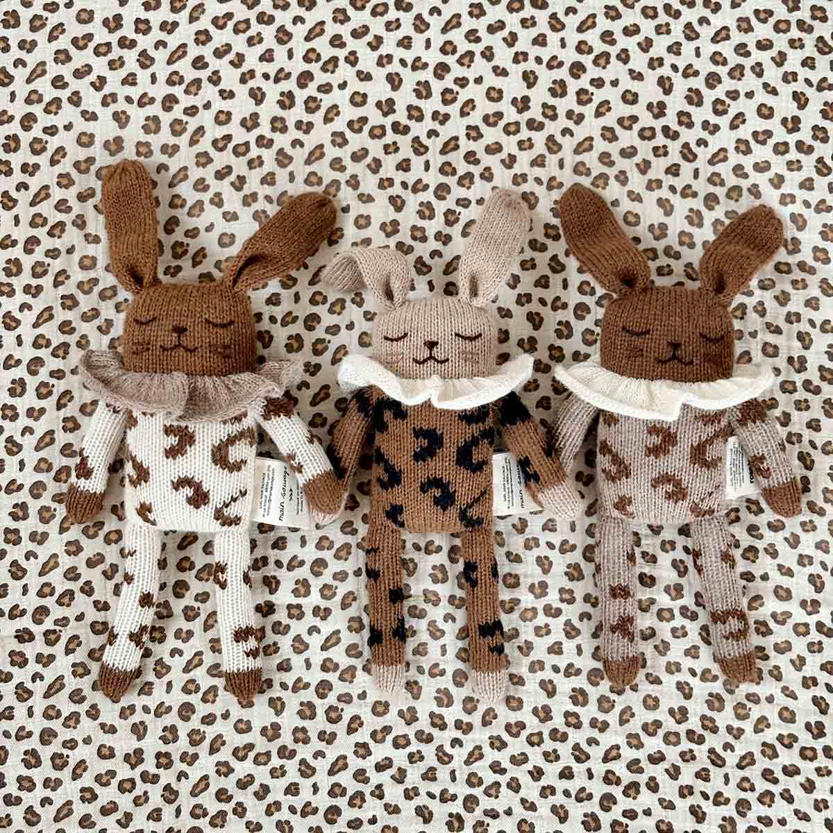 Doudou lapin léopard beige - Main sauvage x Rose in April