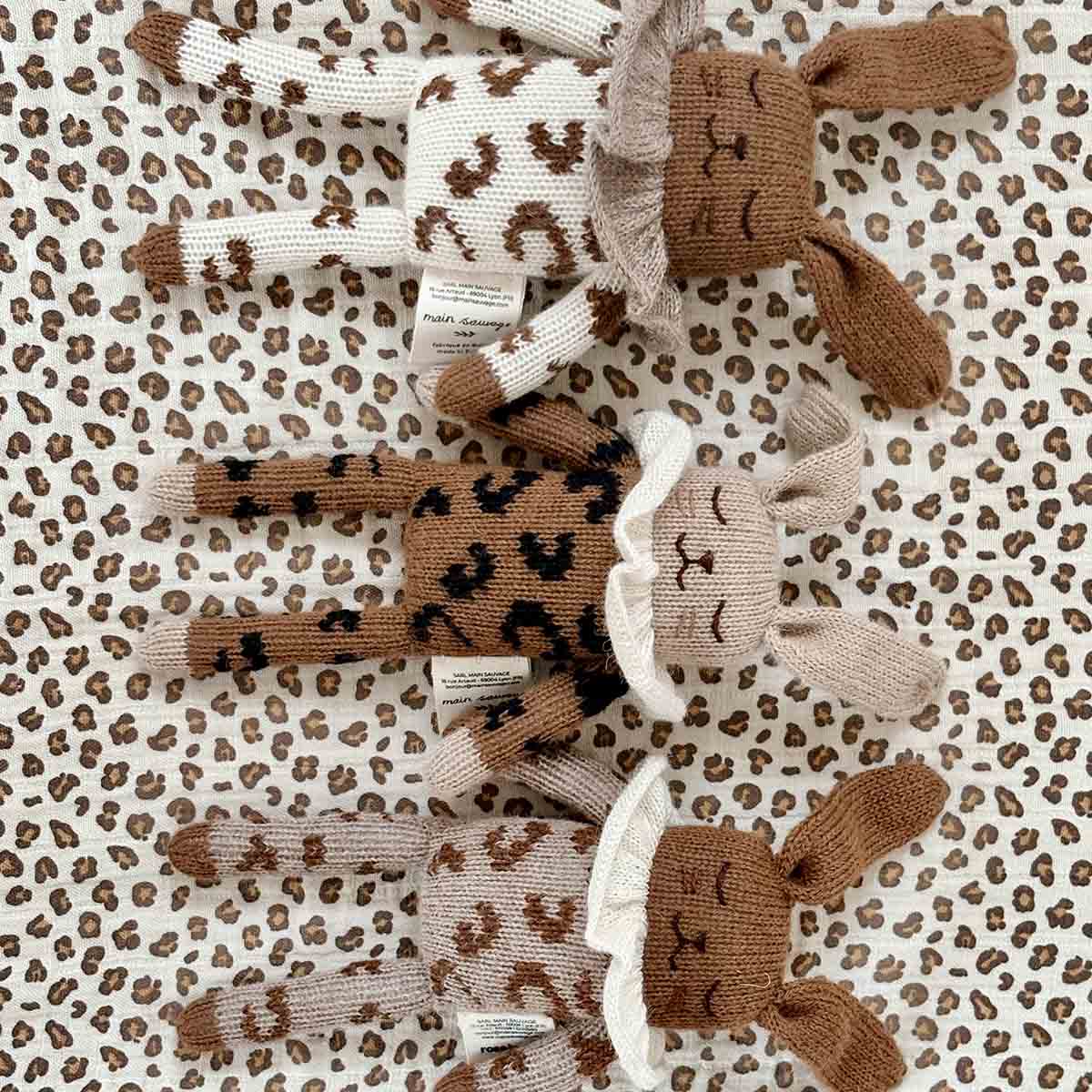 Doudou lapin léopard beige - Main sauvage x Rose in April