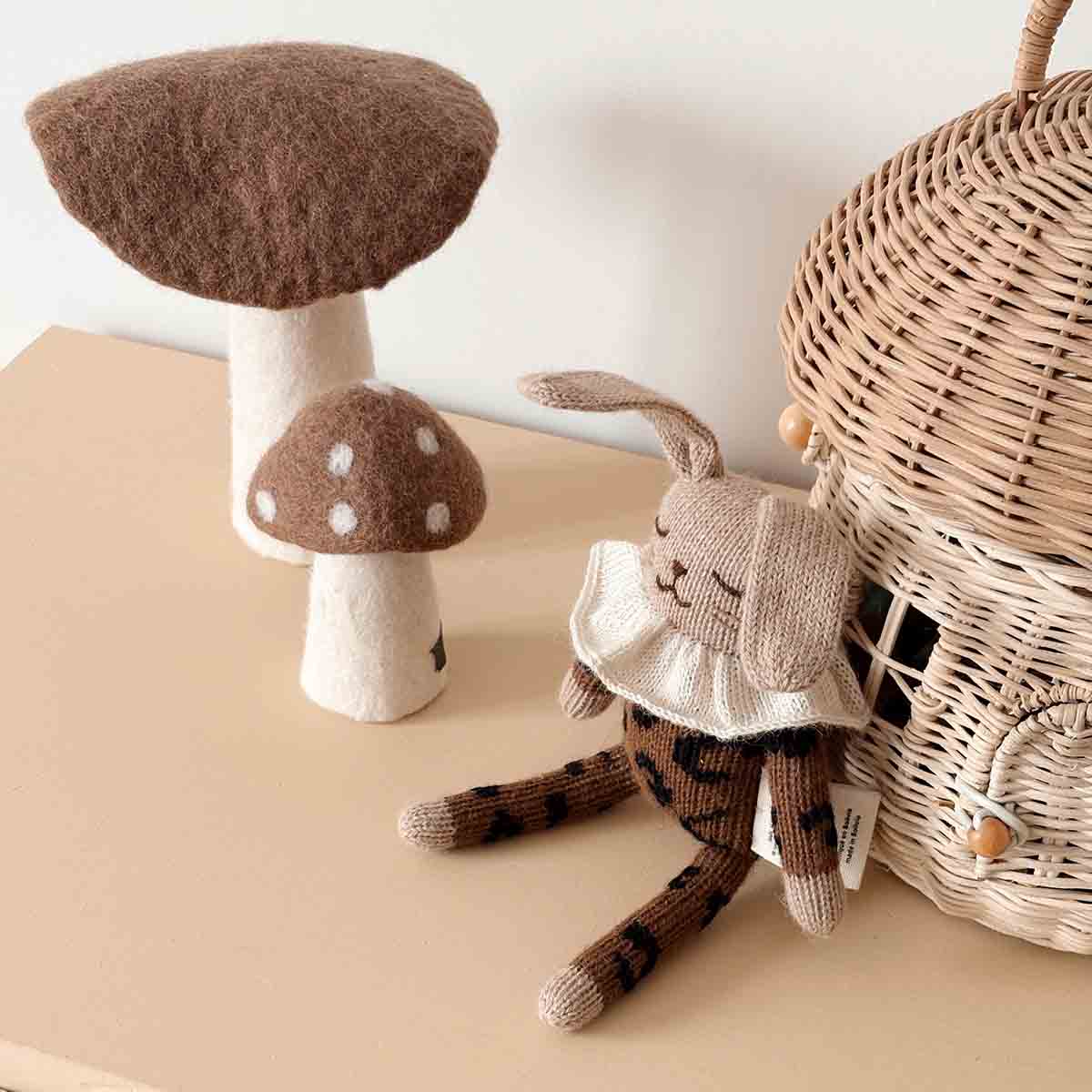 Bunny knit toy leopard nut - Main sauvage x Rose in April 