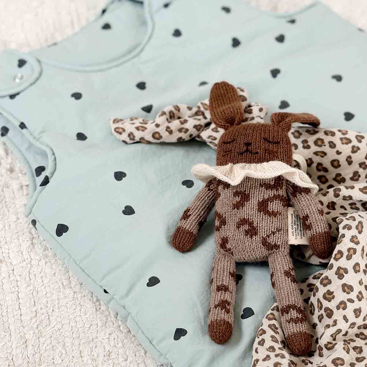 Doudou lapin léopard beige - Main sauvage x Rose in April